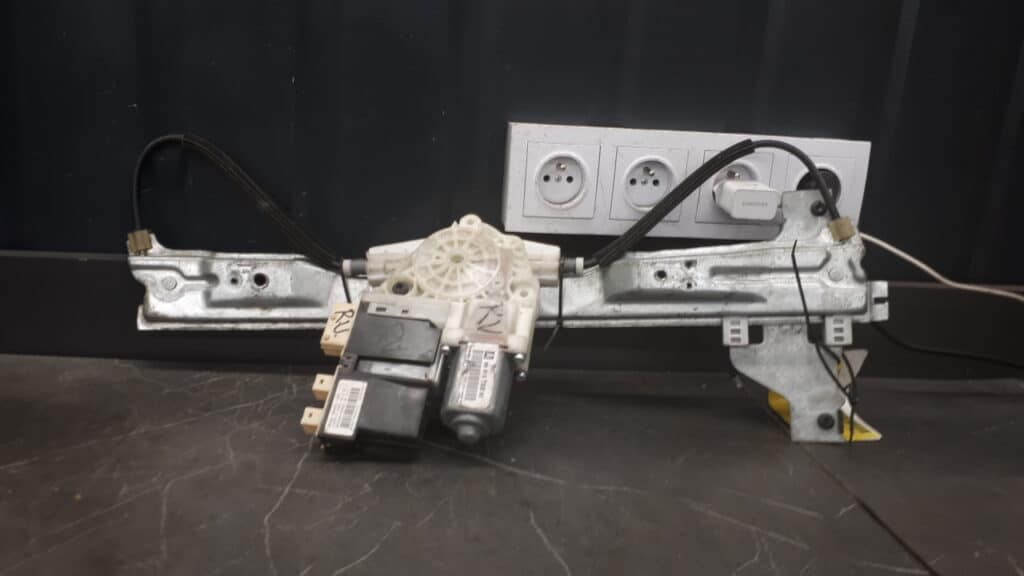 9657133580 Podnośnik szyby Citroen C4 prawy przód
