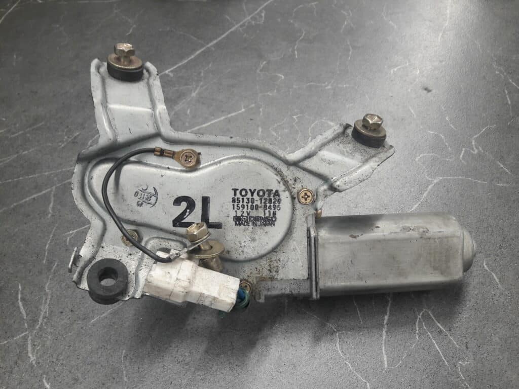 8513012820 silniczek WYCIERACZKI TYL COROLLA E10