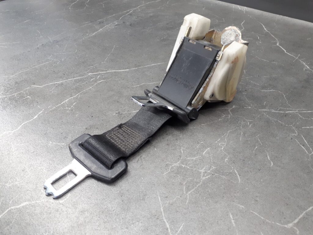 90379455 pas srodkowy tyl Opel Omega B