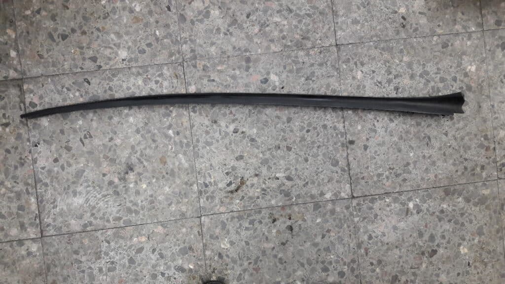 1K0854319 listwa szyby czolowej lewy przod vw golf V 5d