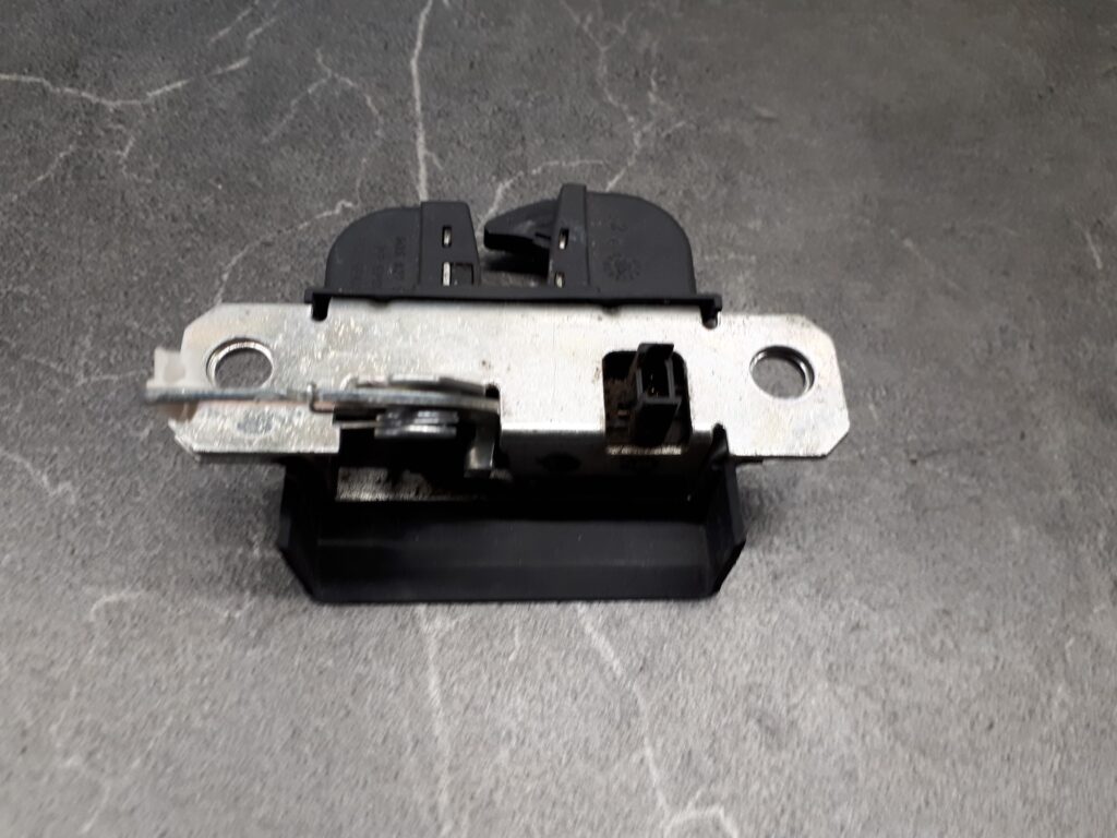 6Q6827505D ZAMEK KLAPY TYL VW POLO IV LIFT