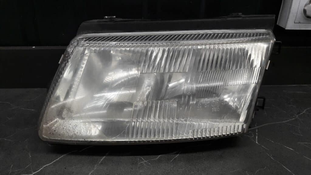 147426-00 Reflektor lewy VW Passat B5