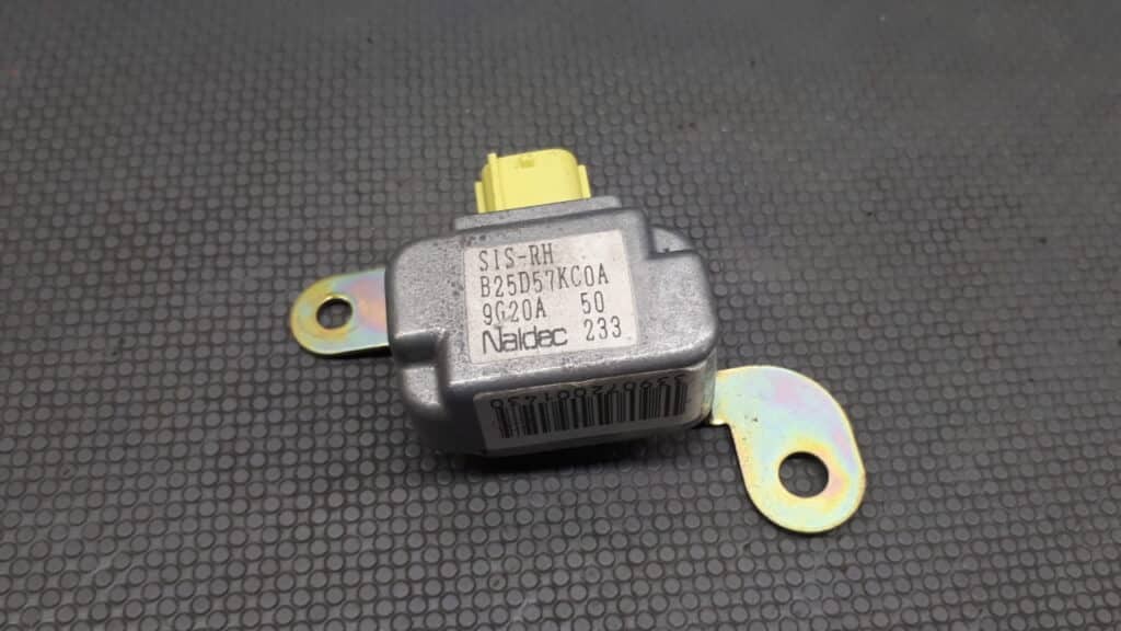 B25D57KC0A Sensor uderzeniowy boczny Mazda 323F BJ