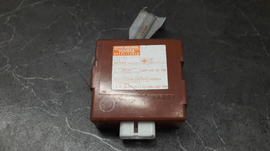 89741-12210 modul ZAMKA TOYOTA COROLLA E11 2001