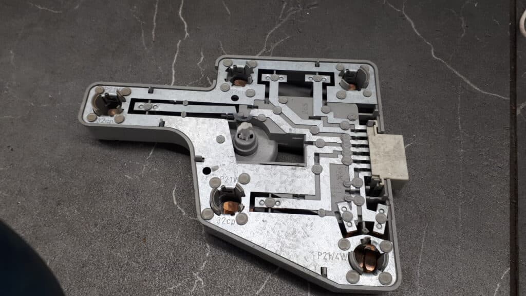 ULO-3301 wklad lampy prawy MERCEDES W202 7PIN