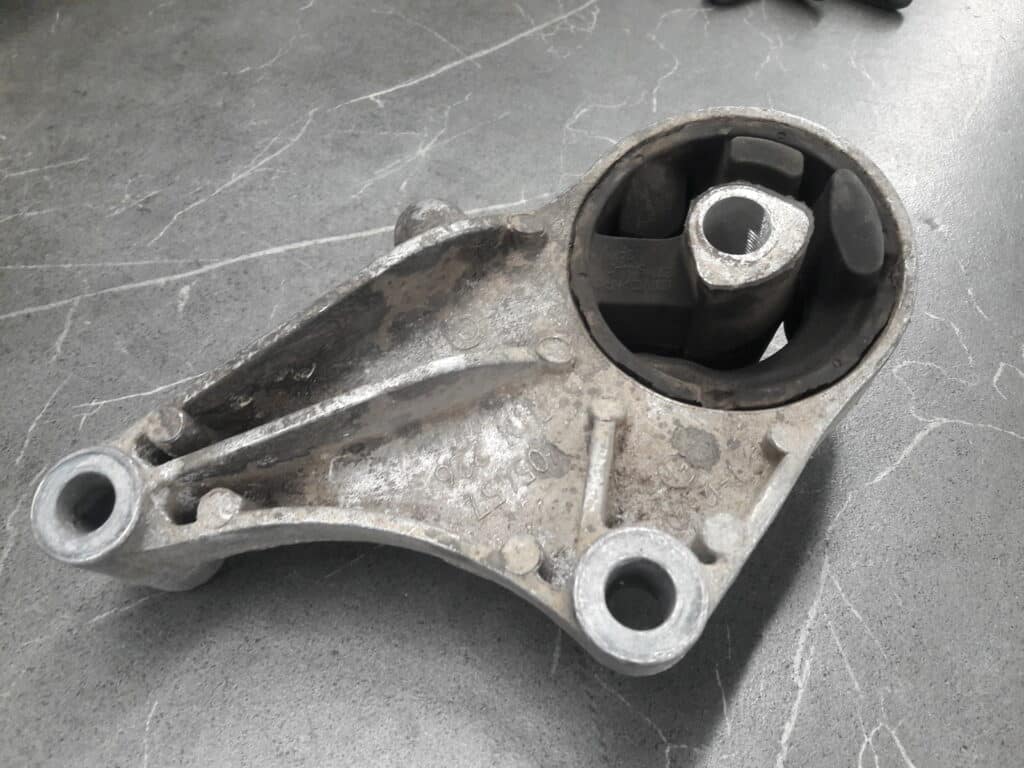 v05457 poduszxka lapa silnika opel astra h III 1.3