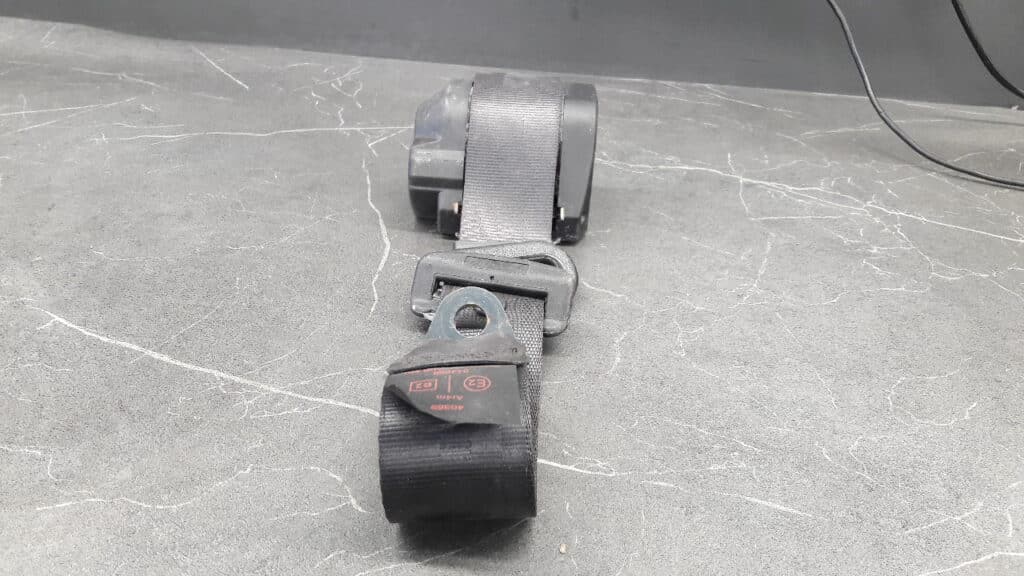 33008321 pas lewy przod renault master