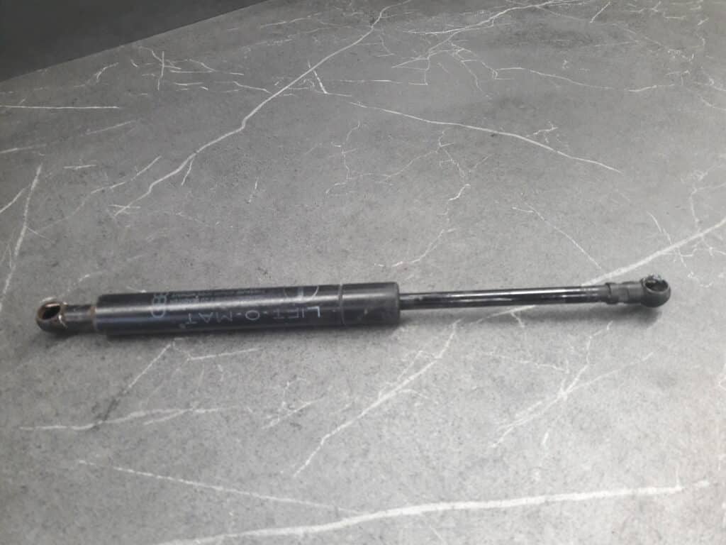 893827552A Siłownik klapy bagażnika do Audi 80 1991r
