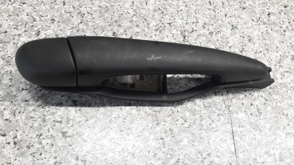 8216122 klamka drzwi prawy tyl czarna bmw e46
