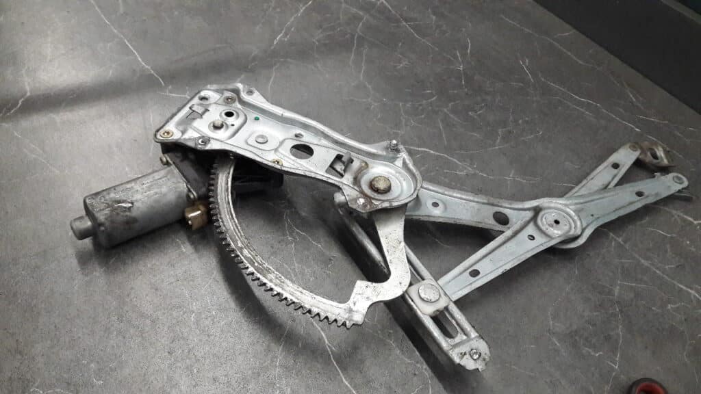 0130821671 Mechanizm szyby lewy przod W210