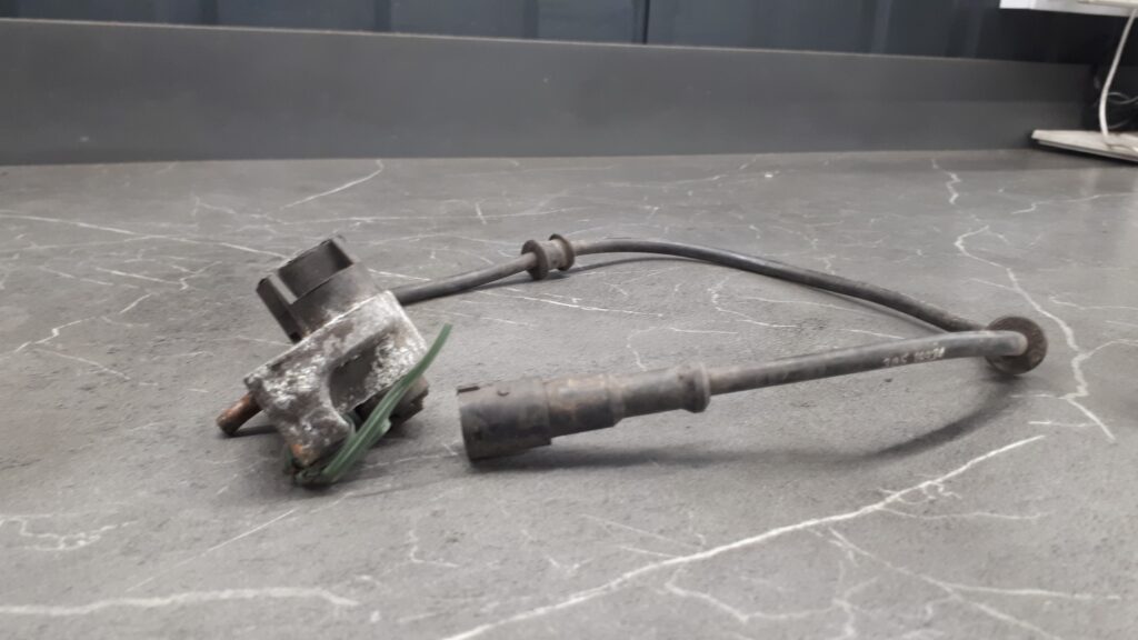 90451321 czujnik abs przod opel astra f