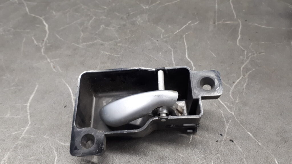 95AGA22600AB klamka drzwi prawa FORD PUMA