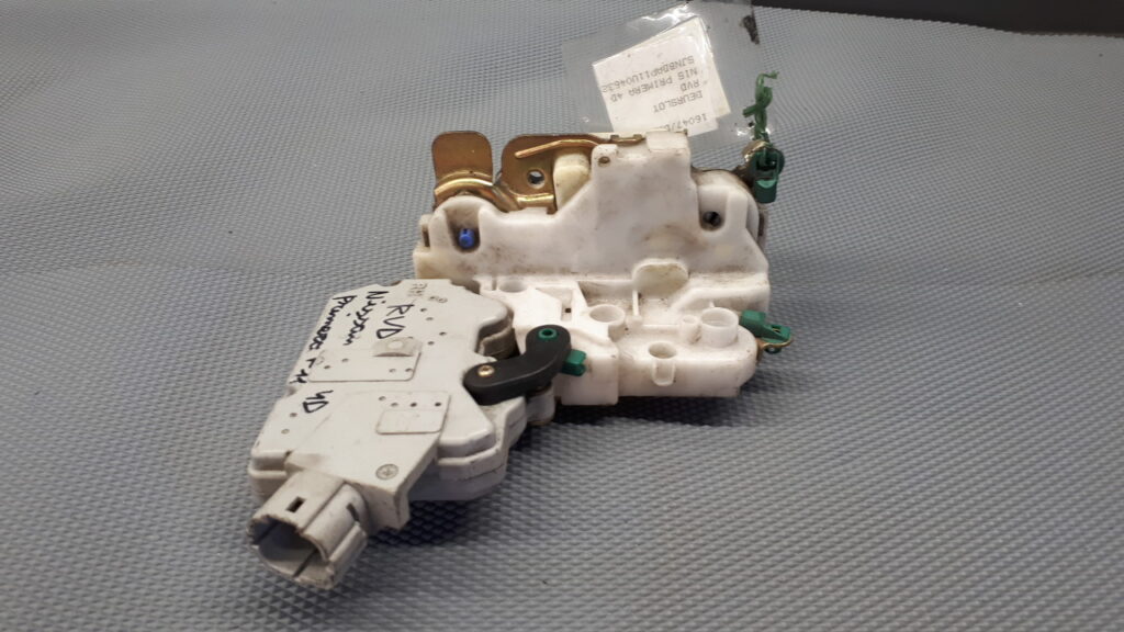 Zamek drzwi prawy przód  NISSAN PRIMERA P11 4D 01R 6PIN