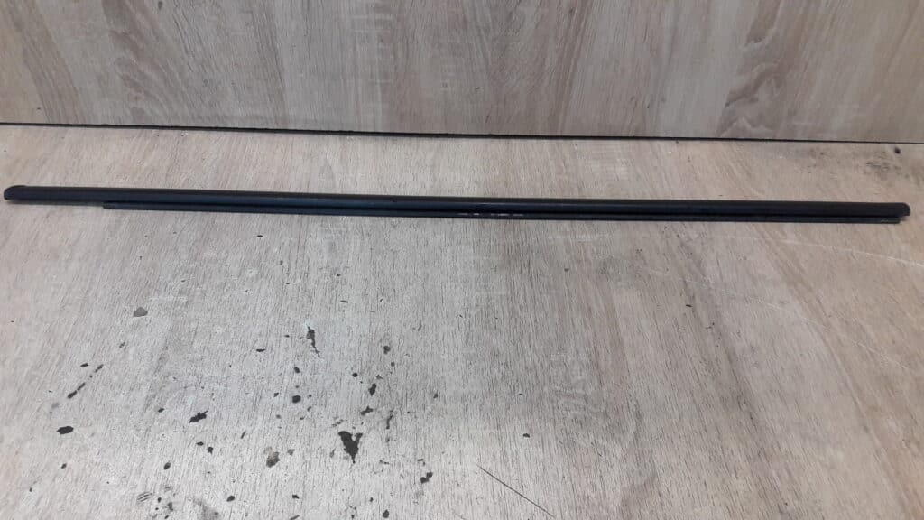 Listwa zgarniajaca lewy przod Renault Megane II 5D