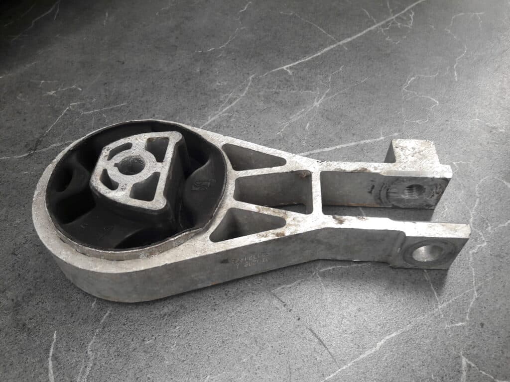 633374681 lapa poduszka skrzyni opel corsa d 1.4