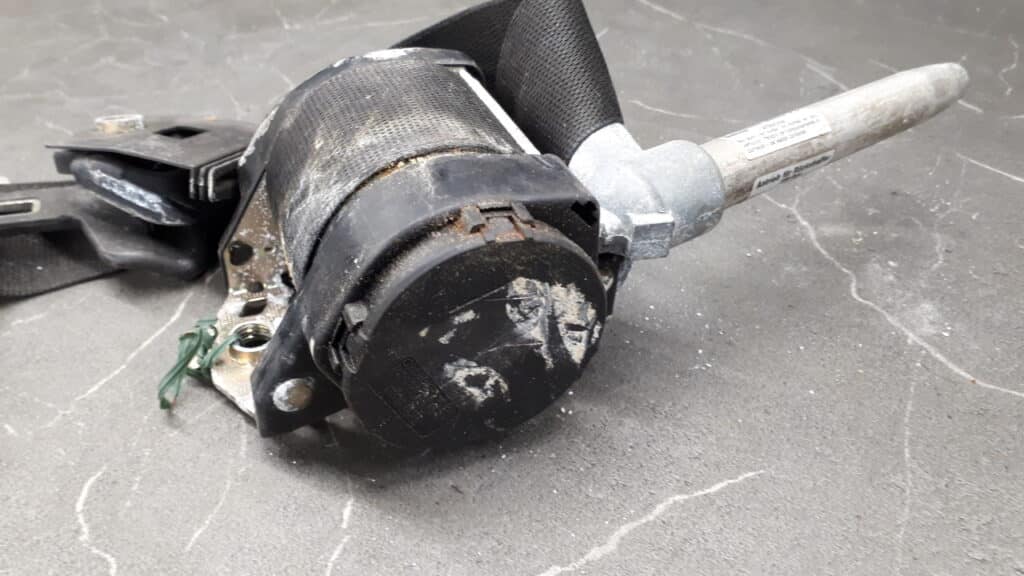 1248608585 pas srodek tyl MERCEDES W124 K