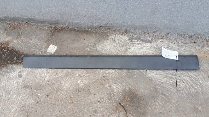 357853516 LISTWA DRZWI PASSAT B3 PRAWY PRZOD