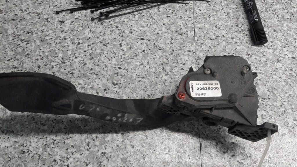 30636006 pedal gazu volvo v70 s60 2.4