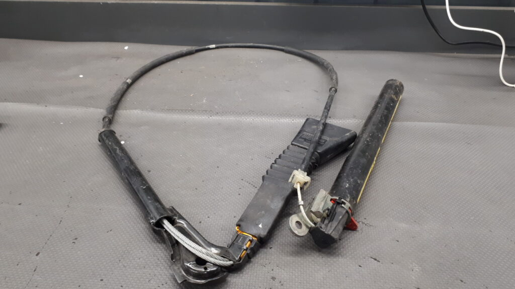 90379457 Napinacz Pasa Lewy Przod OPEL OMEGA B