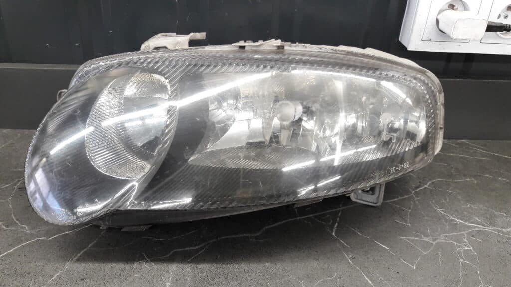 0301186201 reflektor lewy Alfa Romeo 147 04r tyc ciemna