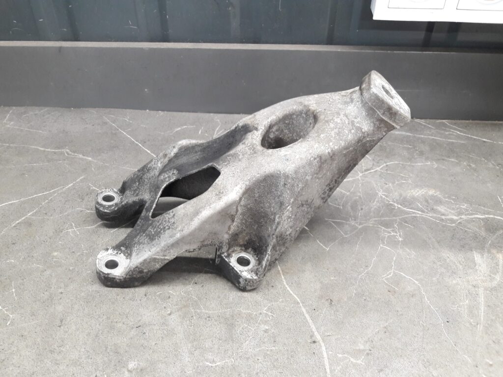 8K0199307BK Lampa wspornik silnika Audi A4 B8 2.0TDI