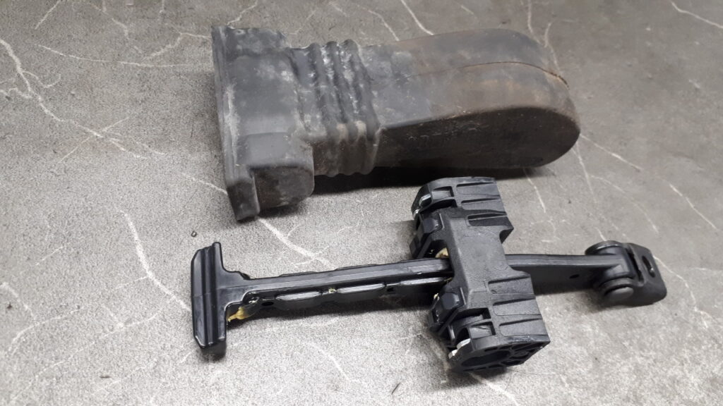 8K0837249B ogranicznik drzwi prawy przod Audi A4 B8