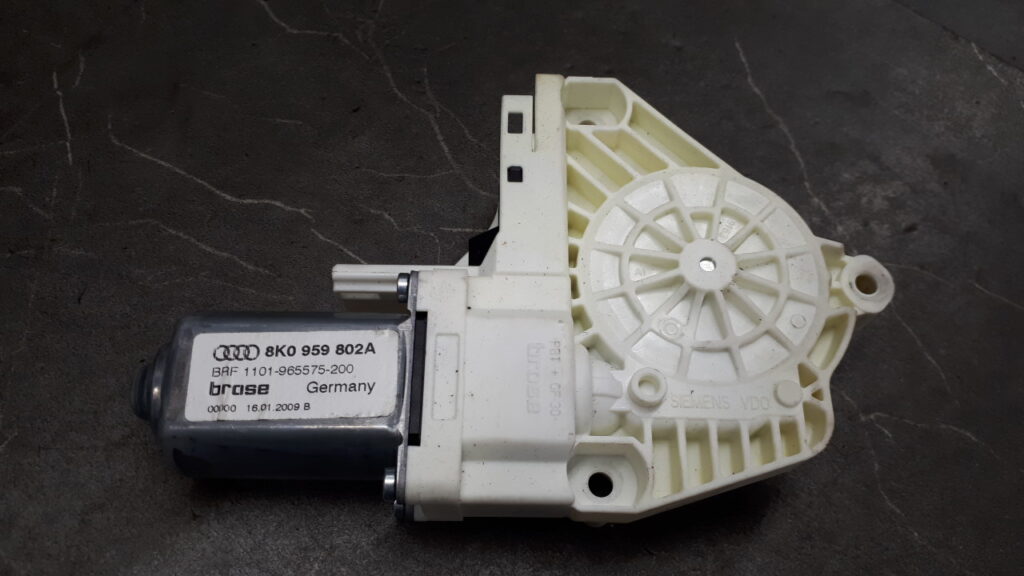 8K0959802A Silniczek szyby prawy przód Audi A4 B8