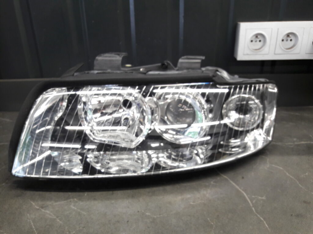8E0941029E Reflektor lewy Audi A4 S4 B6 Valeo NOWA