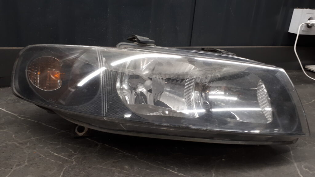 1m1941002d reflektor prawy seat toledo II