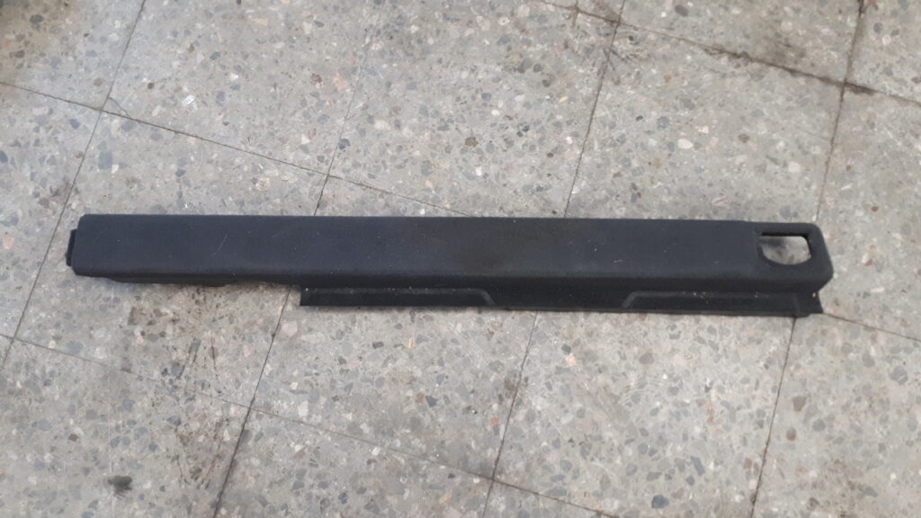 8K9861828A listwa oslona bagaznika lewa Audi A4 B8 kombi