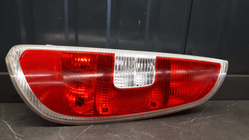 5j7945112 Lampa prawy tyl Skoda roomster 06-15r