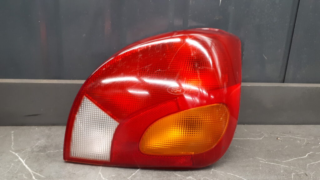 393856 Lampa prawy tyl Ford fiesta III