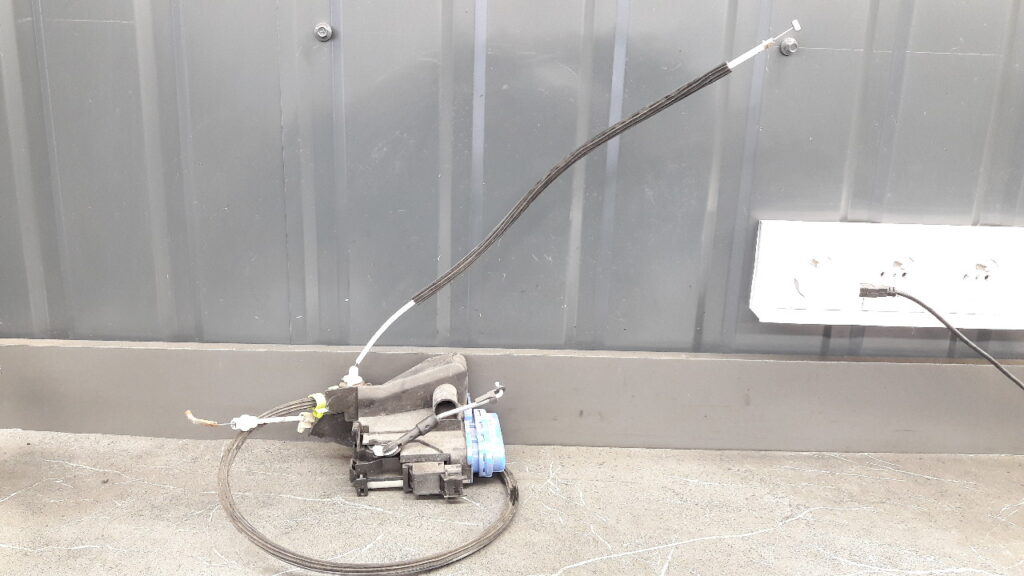 4D0839015A zamek drzwi lewy tyl audi a8 d2 3pin