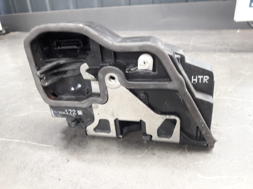 7036172 Zamek drzwi prawy tyl BMW E60 E61