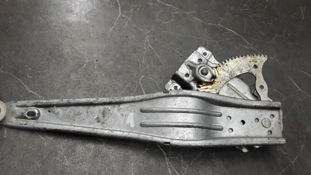 mechanizm szyby lewy tyl  toyota yaris II