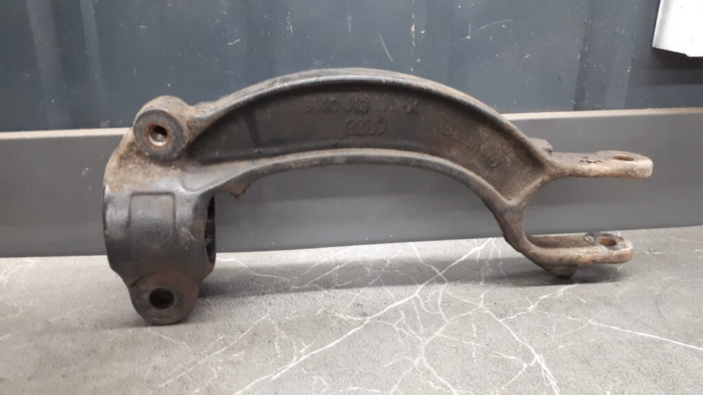 8K0413 lapa mocowanie amortyzatora lewy przod Audi A4 B8 2.0 TDi