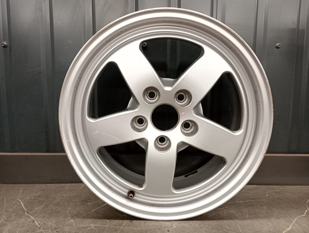 8W0601025 Felga AUDI A4 8W E7 JX16H2 R16 ET35 5x112 14R