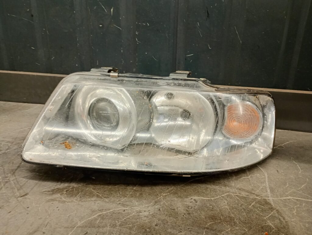153895-00  reflektor lewy audi a3 8l hella