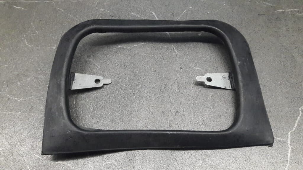 ramka prawa reflektora fiat 126p maluch