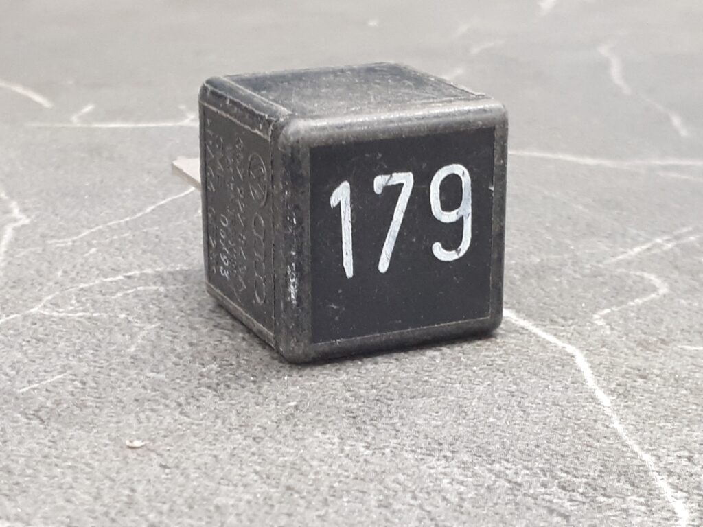 357927843a przekaznik 179 VW golf III