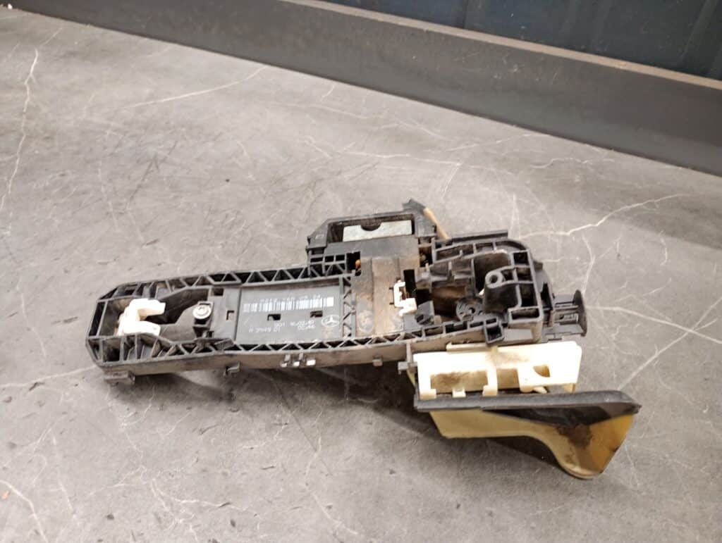 a2127600934 stelaz klamki prawy przod mercedes  e w212