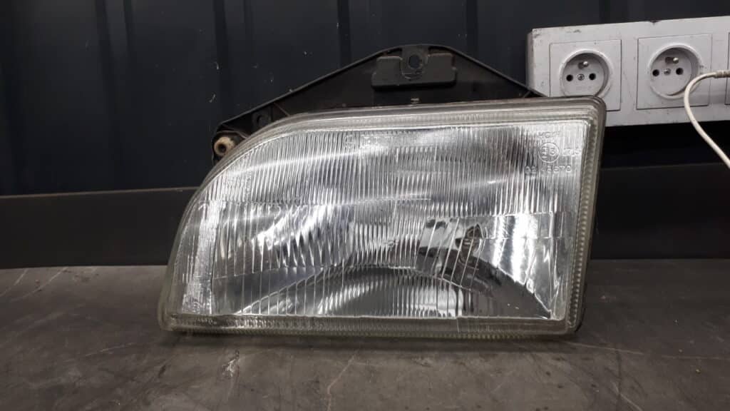 90FG13006A2A reflektor lewy przod ford fiesta mk3