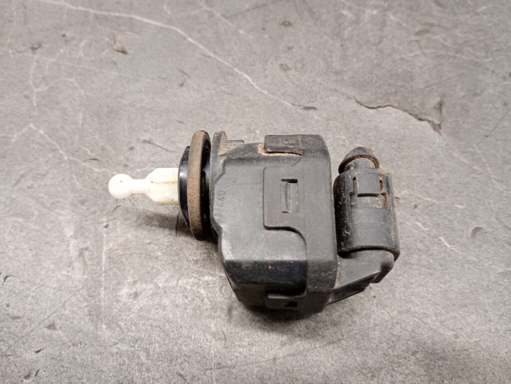3b0941295c silniczek regulacji lampy audi a3 8l