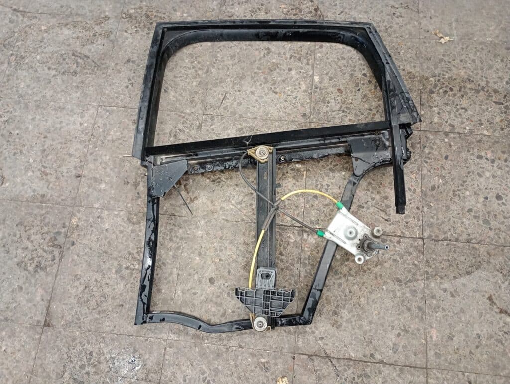 8z0839753b Ramka drzwi lewy tyl  audi a2 03r