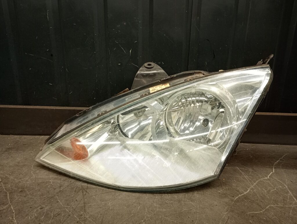 2m51-13w030-be Refelktor lewy ford focus mk1