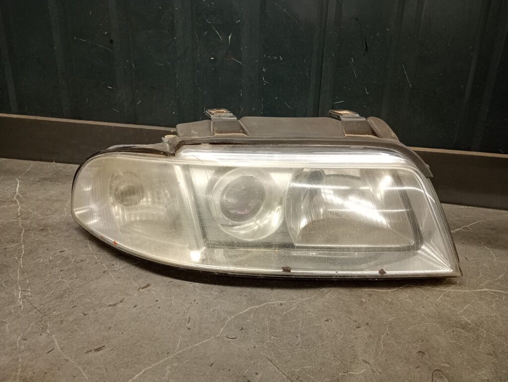 8D0941004AK Reflektor prawy AUDI A4 B5 LIFT - VALEO