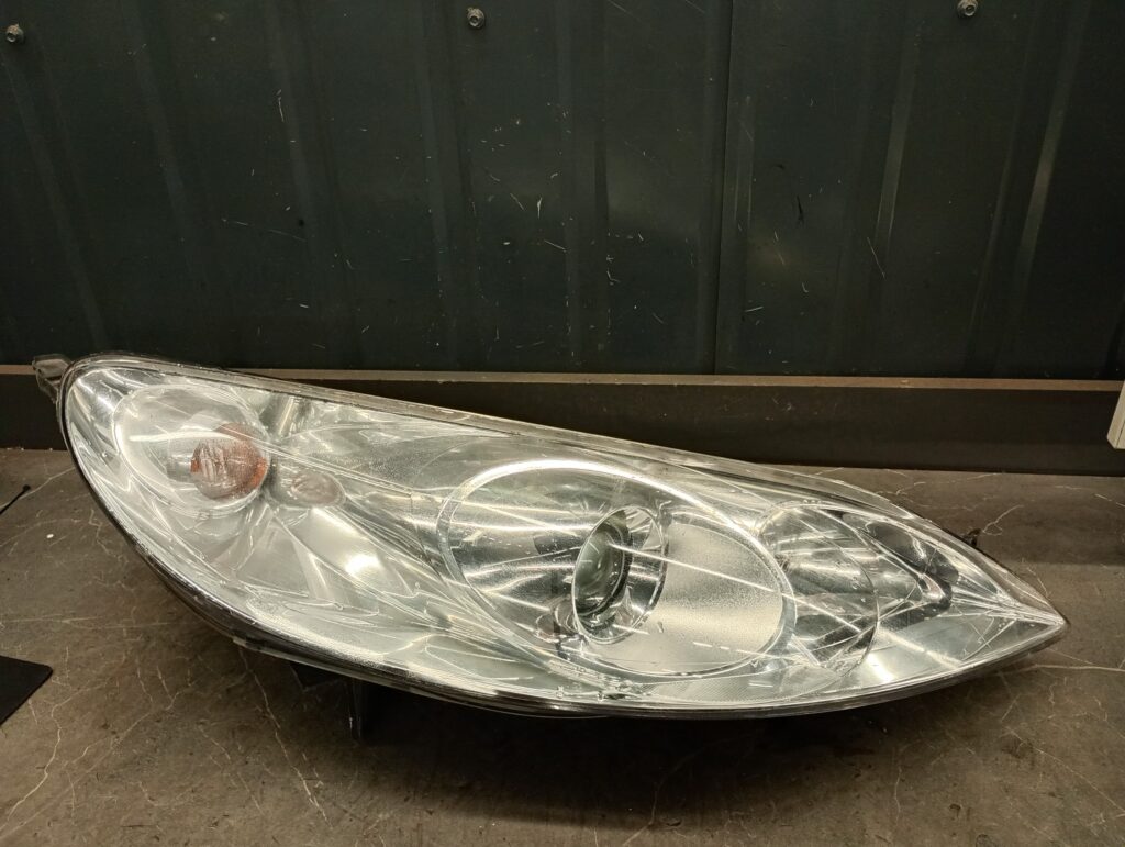 0301213274 Reflktor prawy Xenon Peugeot 407  04-10r
