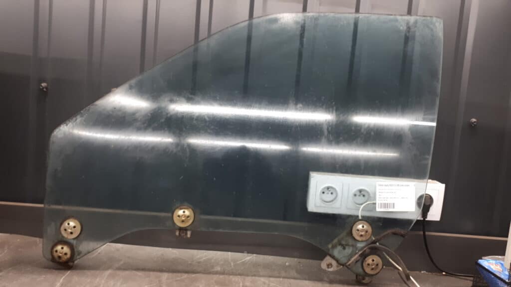 szyba drzwi przód lewa subaru legacy I 89-94