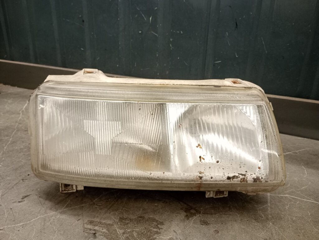 141970-00r Reflektor lewy w PASSAT B4 HELLA