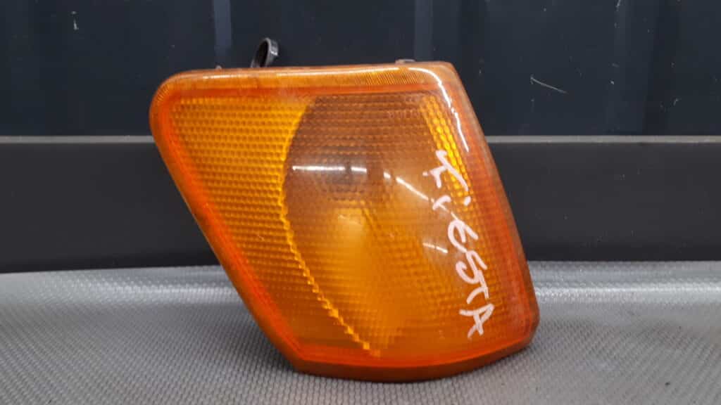 89FG13368AA Kierunkowskaz prawy FORD FIESTA MK3